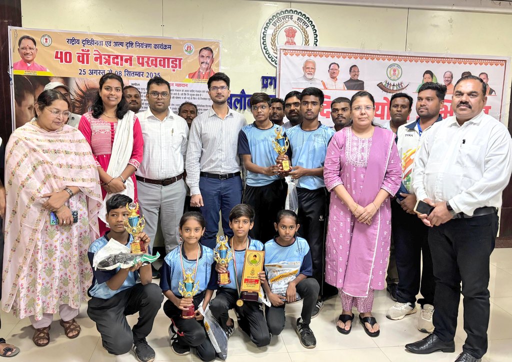 SamparkBB's tweet photo. #मल्लखंब में बलौदाबाजार का उत्कृष्ट प्रदर्शन 🏆
राज्य स्तरीय प्रतियोगिता में खिलाड़ियों ने दिलाया दूसरा स्थान,
दुष्यंत घृतलहरे एवं अनाया ठाकुर का नेशनल चैंपियनशिप हेतु चयन 
कलेक्टर श्री दीपक सोनी ने खिलाड़ियों को सम्मानित कर दी बधाई एवं शुभकामनाएँ 
@DeepakSoni_1
#Malkhamb #Sports https://t.co/TlV4kPQ3oJ