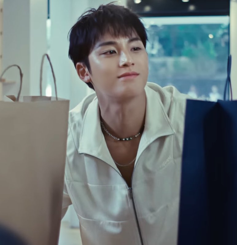 mingyu's lowered down zipper and necklaces 😮‍💨