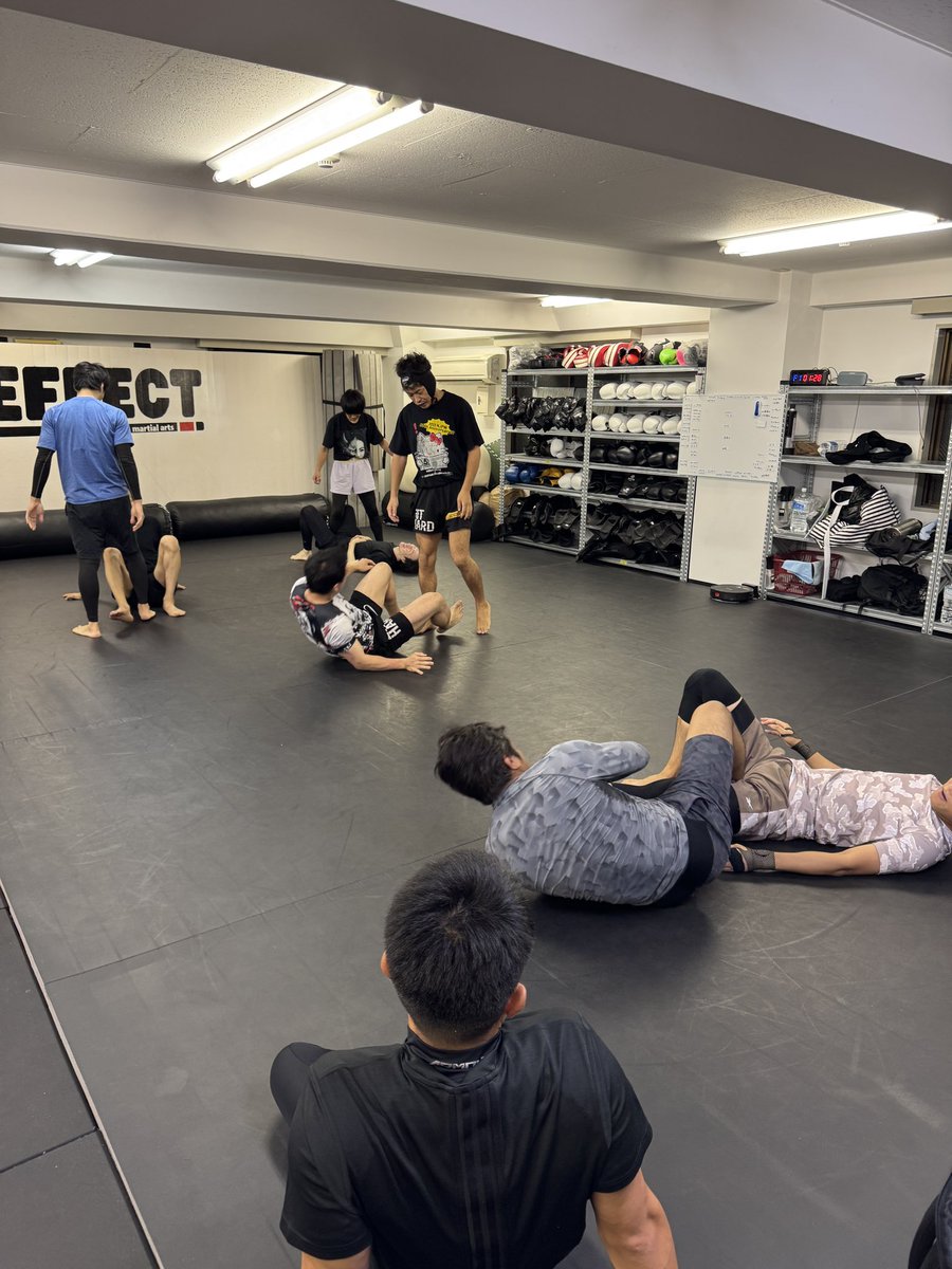 昼はのんびり柔術、夜は修斗を観ながらワチャワチャとスパーリング。
柔術だけだった人がノーギに参加、ユナイテッドカップに出てから足りない部分に気が付いたらそうです。出て良かったね〜。

#柔術
#格闘技
#早稲田