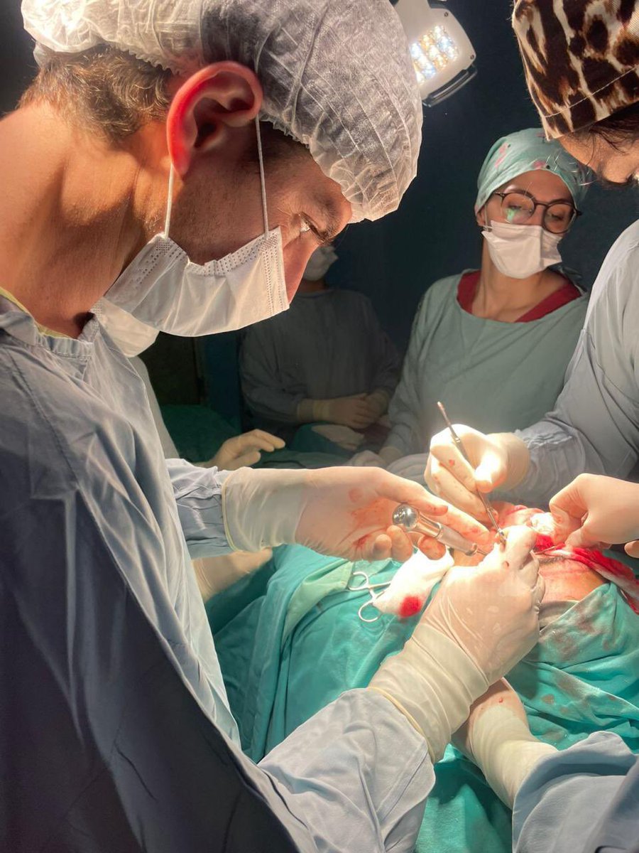 🏥 En el Hospital Iriarte de Quilmes se realizó por primera vez una cirugía de reconstrucción facial de alta complejidad, gracias al equipamiento y la infraestructura incorporada en los últimos años.

Un paciente con múltiples fracturas faciales producto de un accidente vial pudo
