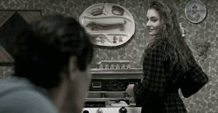 #شعر 🌸العين تلمح في نظرها ملايين 
والقلب يعشق في الملايين واحد ♥️💭