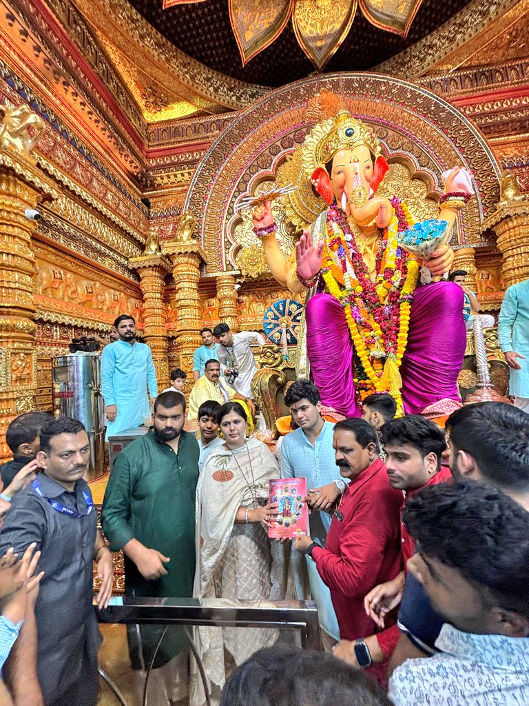 Pankajamunde's tweet photo. गणपती बाप्पा मोरया!

आज लालबागच्या राजाचे भक्तीभावाने दर्शन घेतले. यावेळी लालबागचा राजा सार्वजनिक गणेशोत्सव मंडळातर्फे आदरपूर्वक सत्कार करण्यात आला. 

#गणेशोत्सव_२०२५ #गणपती_बाप्पा_मोरया 
#Mumbai #LalbaughchaRaja https://t.co/oNxzb2Gf4B