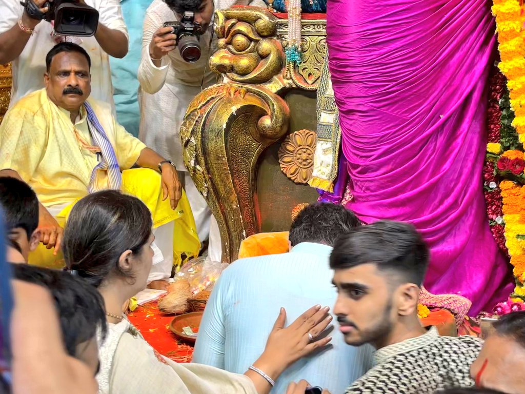 गणपती बाप्पा मोरया!

आज लालबागच्या राजाचे भक्तीभावाने दर्शन घेतले. यावेळी लालबागचा राजा सार्वजनिक गणेशोत्सव मंडळातर्फे आदरपूर्वक सत्कार करण्यात आला. 

#गणेशोत्सव_२०२५ #गणपती_बाप्पा_मोरया 
#Mumbai #LalbaughchaRaja