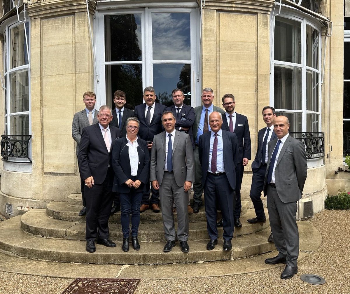 Sabine Thillaye (@sabinethillaye) on Twitter photo Déjeuner de travail avec le <a href="/M__ETI/">Mouvement des #ETI</a> autour d'une délégation de dirigeants d'ETI allemands : des échanges fructueux au service d'une coopération durable, essentielle en ces temps troublés🇫🇷🤝🇩🇪 Déjeuner de travail avec le <a href="/M__ETI/">Mouvement des #ETI</a> autour d'une délégation de dirigeants d'ETI allemands : des échanges fructueux au service d'une coopération durable, essentielle en ces temps troublés🇫🇷🤝🇩🇪