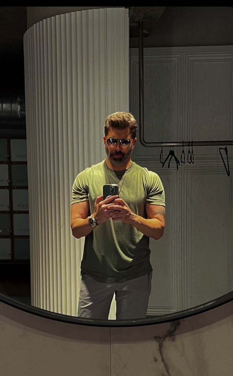 Yakışıklı ve tatlı biri var, bize söz verdi bizimle etkileşime girecek 😍🫶✨, tanıdınız mı?

#CenkTorun 
<a href="/CenkTorun/">Cenk Torun</a>