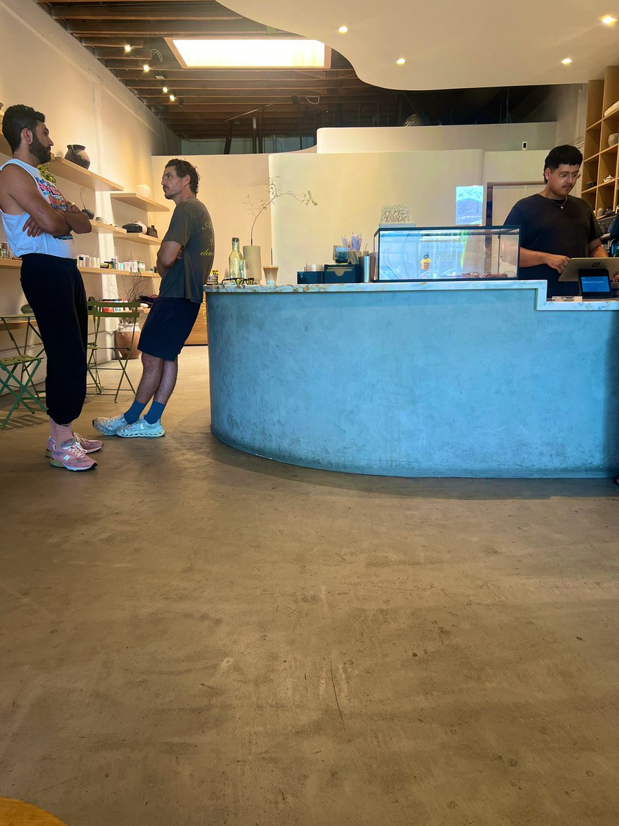pedropascalbr's tweet image. Pedro Pascal foi visto recentemente por um fã em uma loja.
📸 @/edwizr via Twitter (X).