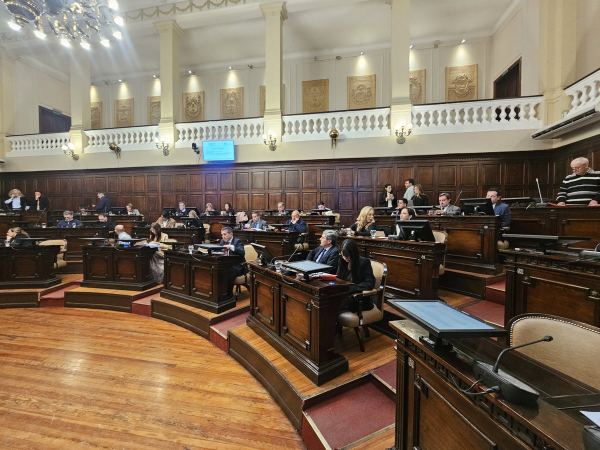🏛️Martes de sesión:

✅Aprobamos el Proyecto de Ley, que busca instituir la ceremonia escolar de promesa de lealtad a la Constitución Nacional.✋🏻📖