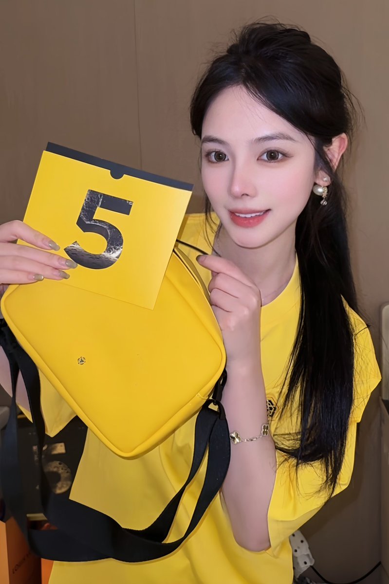 祝BNB Chain 五周年快乐～ <a href="/BNBCHAINZH/">BNB Chain 華語</a> 

感谢美女老婆<a href="/cain_bnb/">九九Cain</a> 送的小黄人套装

穿这套出门回头率应该满满的🤩

转发➕祝福评论，揪一个宝送周边

愿大家都能 飞“黄”腾达💛💛💛