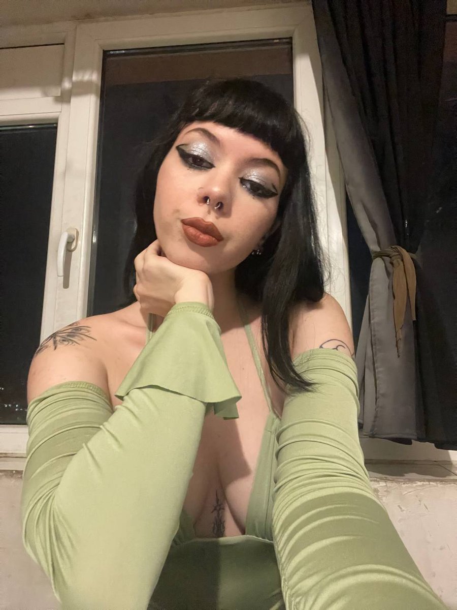elyssarosexo's tweet photo. Caught me in my favorite outfit... or lack thereof. What do you think? https://t.co/jG0DV981IB