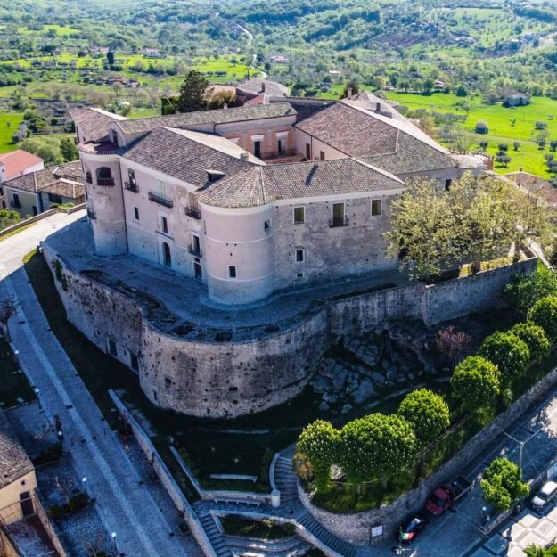 JOSEPHINE DREAMT OF A CASTLE Australian company Irpinia Escapes takes over management of Castle Gesualdo, a historic residence in southern Italy. campanica.blogspot.com/2025/09/joseph…
----
#Irpinia #Gesualdo #castle
