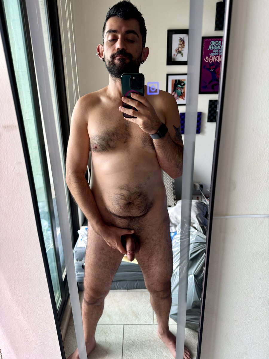 Afuera frío y aquí calientito 😈🥵 Hoy se trabaja desnudo. Ya se puede ver atrás como va quedando el cuarto, luego les enseño más… 😁

Excelente martes cachorros! 🐶 💜