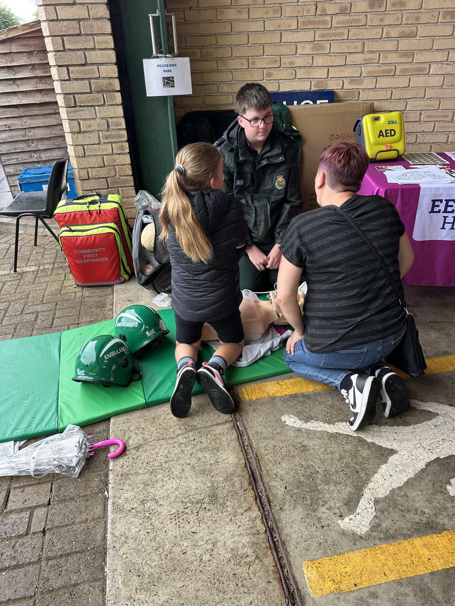 EastEnglandAmb's tweet image. 🌧️ A little rain didn’t stop us!

Great turnout at the Braintree Police Station Open Day where our amazing CFRs – Callum, Stuart &amp;amp; Miriam – trained 80+ people in CPR &amp;amp; basic life support.

🫀👏 Huge thanks to everyone who got involved!
#CPRSavesLives #CommunityHeroes #Braintree