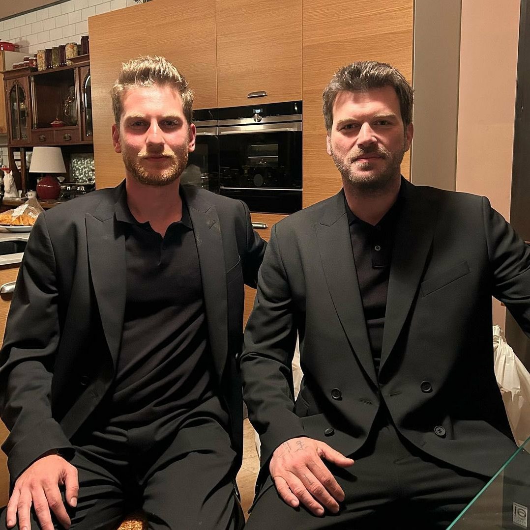kivanc_legend's tweet photo. Kıvanç hiç bir zaman yapım kararıyla dublör kullandığını saklamadi ki şimdi ortaya çıktığı için böyle bir şey yapsın... eğer böyle bir korkusu varsaydı bu fotoğrafı çektirmezdi, adam videoyu paylaşıp sözleşme ihlali yapmış, bu konu onunla hiç ilgilisi yok #kivanctatlitug https://t.co/2Po8D81Ld2