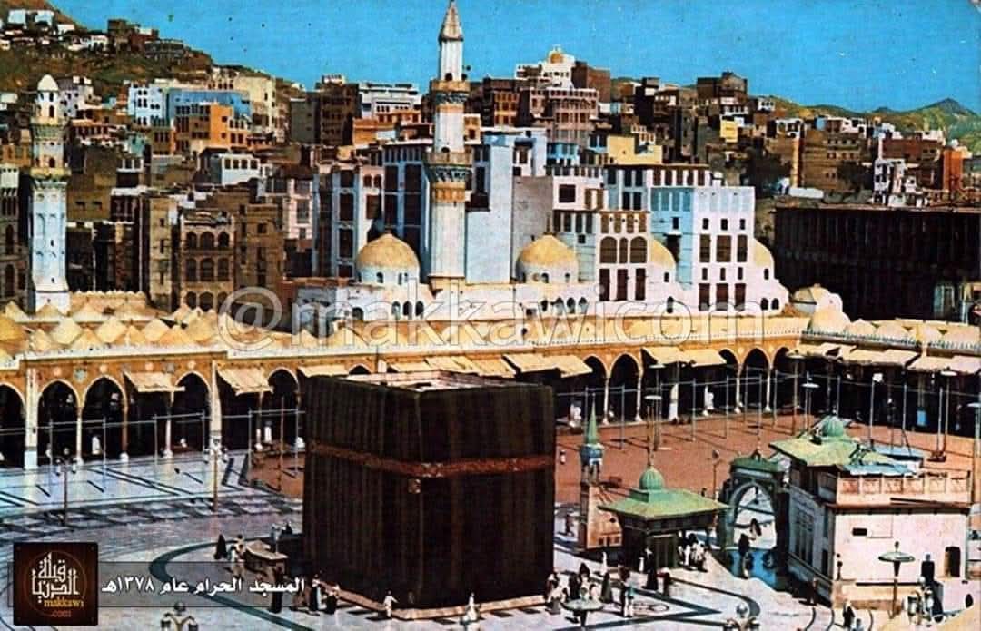 كان أهل مكة من بعد سيدنا اسماعيل عليه السلام مؤمنون على الدين الحنيفية استجابة الله لسيدنا ابراهيم أن دعا واجنبني وبني أن نعبد الأصنام .
وما بدل الحنيفية وجلب عبادة الأوثان الا عمرو بن لحى الخزاعي قبل الاسلام بنحو 550  عام فأصبحوا مشركين ومع ذلك كان هناك بقية على الحنيفية .