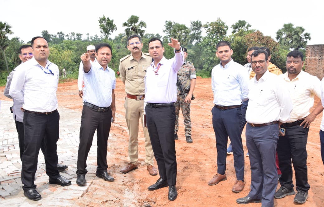 BiharEnergy's tweet photo. Energy Secy Shri @manojksingh_IAS along with MD #BSPGCL & #SBPDCL Shri @mahendrakr_ias reviewed the site of the 2400 MW Thermal Power Project at Pirpainti, #Bhagalpur.

📍Rs 29,000 cr investment by Adani Power
📍Bihar’s largest power plant (2,274 MW supply)
📍Completion target: 3 years
📍Boost industrial, economic growth and employment opportunities