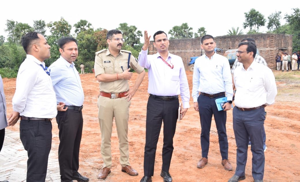 BiharEnergy's tweet photo. Energy Secy Shri @manojksingh_IAS along with MD #BSPGCL & #SBPDCL Shri @mahendrakr_ias reviewed the site of the 2400 MW Thermal Power Project at Pirpainti, #Bhagalpur.

📍Rs 29,000 cr investment by Adani Power
📍Bihar’s largest power plant (2,274 MW supply)
📍Completion target: 3 years
📍Boost industrial, economic growth and employment opportunities