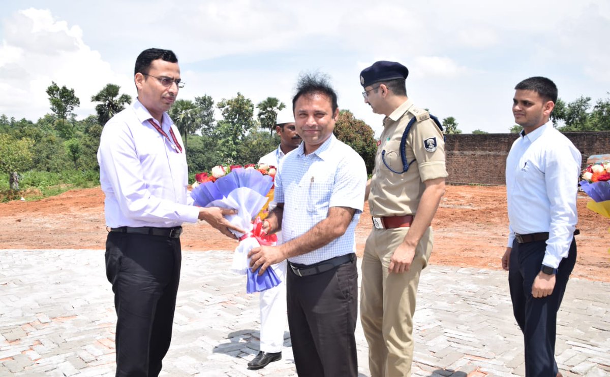 BiharEnergy's tweet photo. Energy Secy Shri @manojksingh_IAS along with MD #BSPGCL & #SBPDCL Shri @mahendrakr_ias reviewed the site of the 2400 MW Thermal Power Project at Pirpainti, #Bhagalpur.

📍Rs 29,000 cr investment by Adani Power
📍Bihar’s largest power plant (2,274 MW supply)
📍Completion target: 3 years
📍Boost industrial, economic growth and employment opportunities