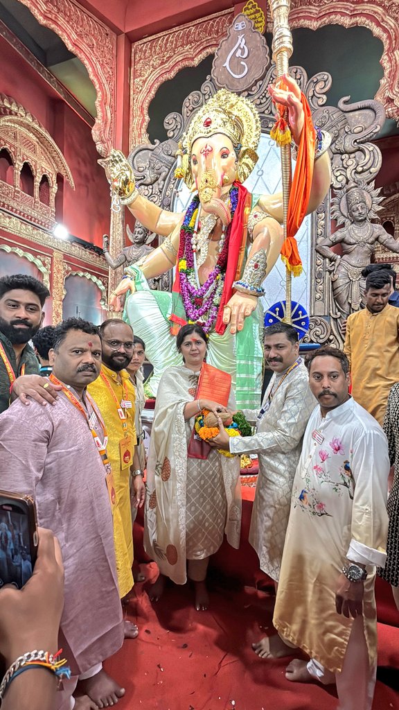 चिंचपोकळीच्या चिंतामणीचा कृपाशीर्वाद घेतला.
याप्रसंगी चिंचपोकळी सार्वजनिक गणेशोत्सव मंडळातर्फे आदरपूर्वक सत्कार करण्यात आला. 

#गणेशोत्सव_२०२५ #गणपती_बाप्पा_मोरया 
#Mumbai #Chintamani #Chinchpokali