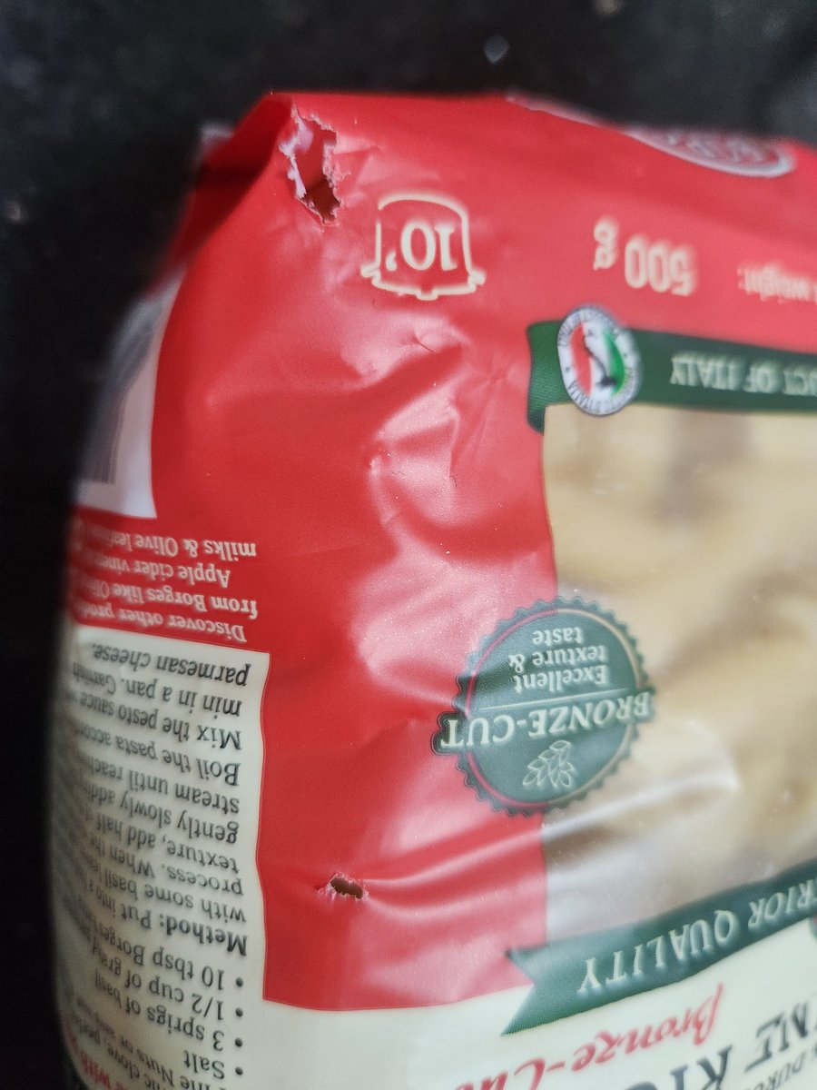 QuantifyIndiaMF's tweet photo. @SwiggyInstamart @FCI_India @firstpost @swiggy Last week I had ordered 6 packets of milk and all were bad, you replaced it immediately. The other set was bad too, and after raising the issue, you immediately refunded my money. I wanted the product not money. And today this. https://t.co/SeDMqmS2G5