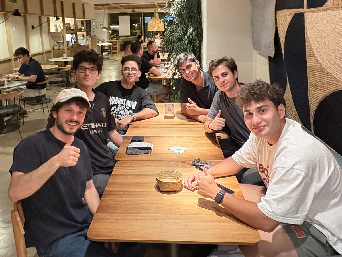 Ayer fuimos a cenar unos cuantos frikazos, que guapo ver en que está metido cada uno🙂‍↕️