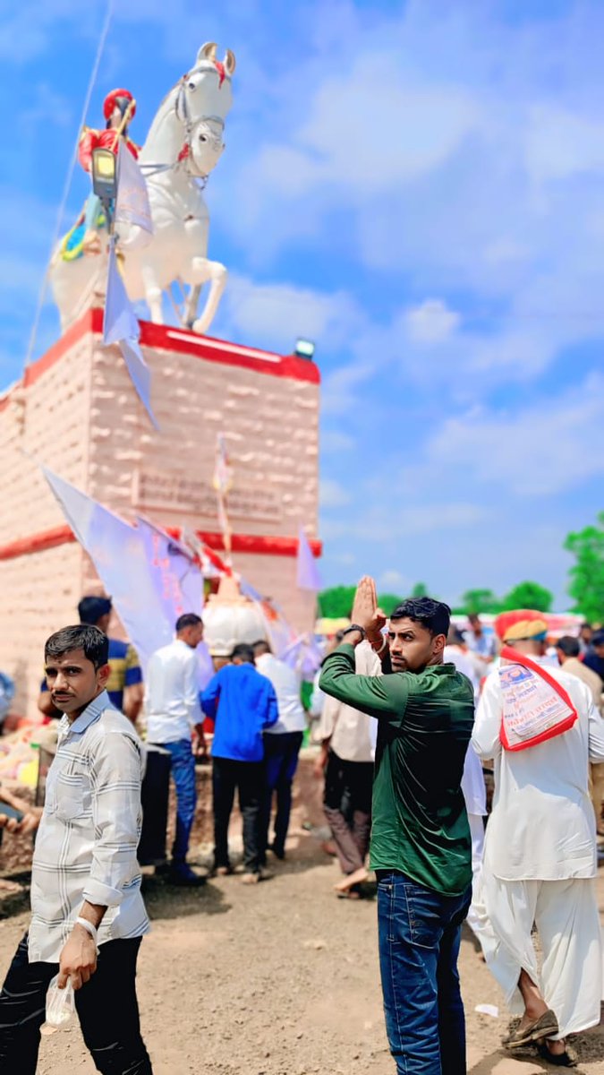 सभी देशवासियों को परम आराध्य लोक देवता श्री वीर तेजाजी महाराज के बलिदान दिवस "तेजा दशमी" की हार्दिक शुभकामनाएं ! 
गौ रक्षक,सत्यवादी वीर तेजाजी महाराज का निर्वाण दिवस हमे सदमार्ग पर चलने के लिए प्रेरित करता है ! तेजाजी महाराज की कृपा सभी पर बनी रहें !
#जय_वीर_तेजाजी #तेजा_दशमी