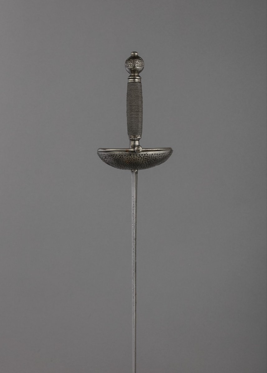 A broad transitional #Smallsword,

OaL: 38.25 in/97.1 cm
Blade Length: 32.25 in/81.9 cm
Weight: 1.25 lbs/567 g

#Italy, early 18th century, housed at the <a href="/metmuseum/">The Metropolitan Museum of Art</a>

#weapons #sword #earlymodern #themet #metmuseum #art #history