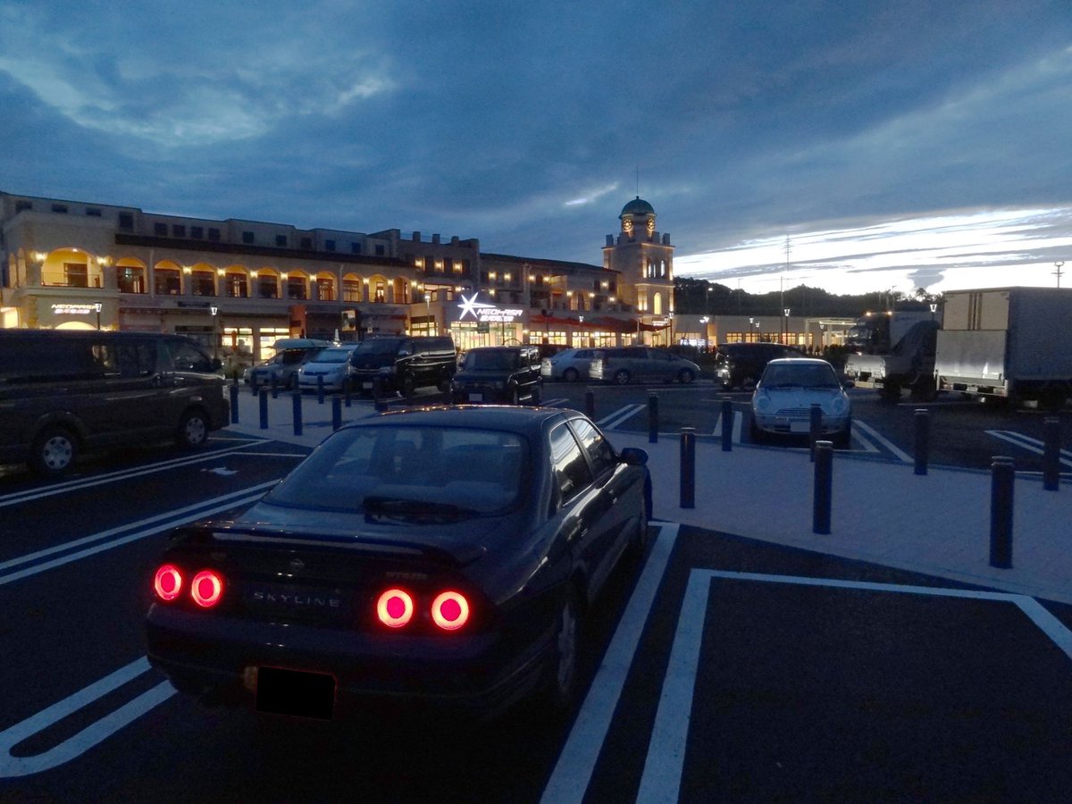 #とにかく日産スカイラインを貼ろう
R33 SKYLINE GTS-t TypeM SpecⅡ (1996)

【2012年9月3日 AM5:00頃 撮影】
当時開通したばかりの 新東名高速道路･駿河湾沼津サービスエリア(上り)より