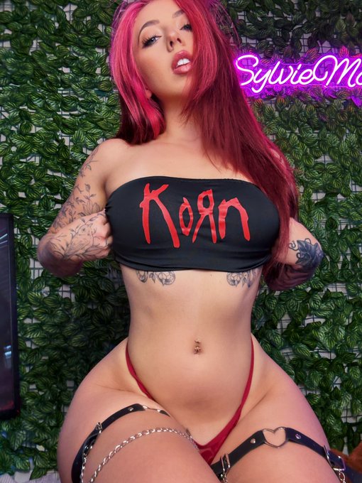 Watch QueenSylvieMarie's leaked NSFW photo on TwXstars