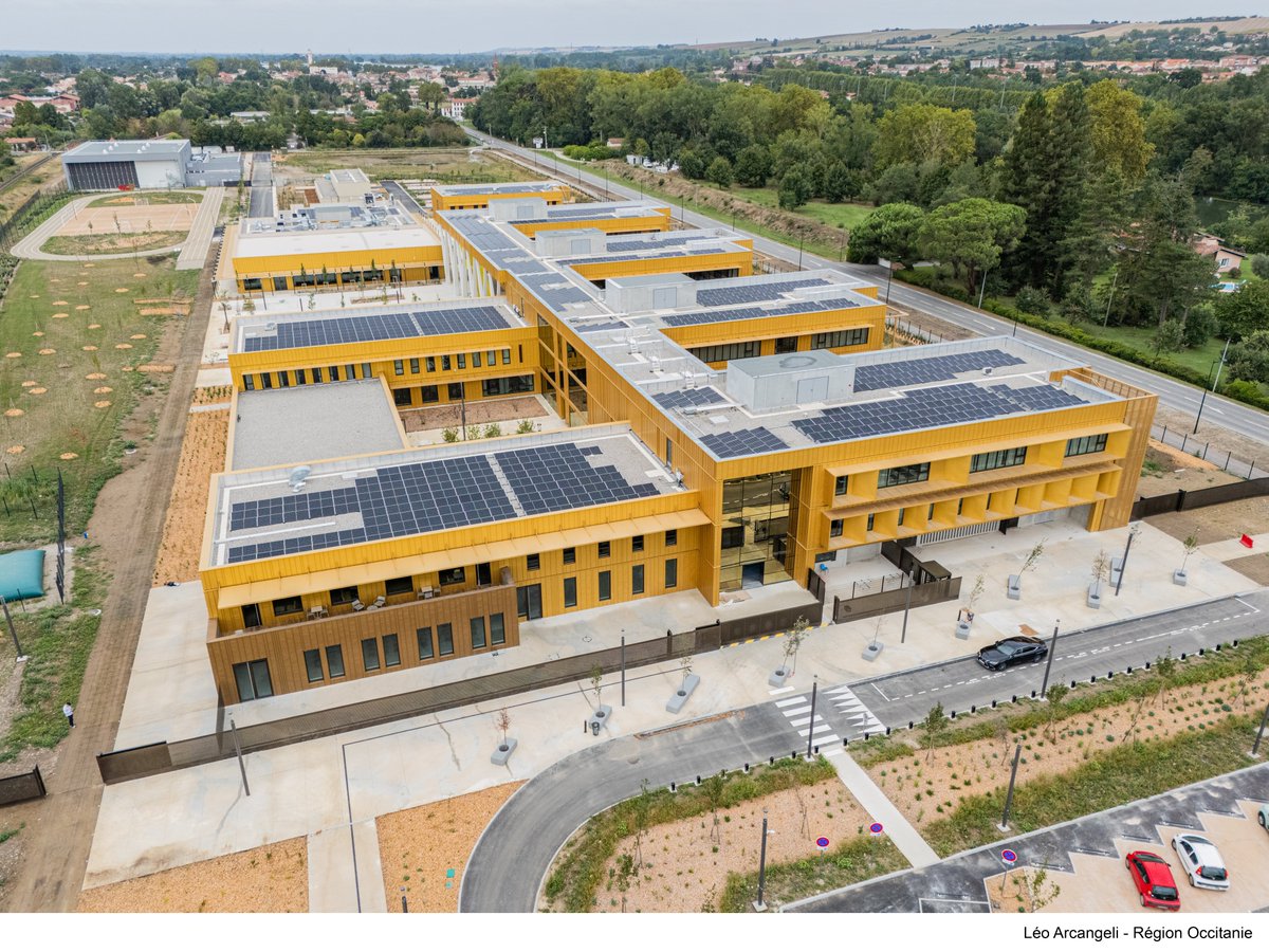Un nouveau #lycée vert, moderne et sécurisé, au sud de #Toulouse 🏫
Accessible en #transports en commun, il pourra accueillir 1 050 élèves et propose des filières générales et professionnelles ❗️
C'est le 10e lycée financé par la #Région depuis 2016 👇 laregion.fr/En-Occitanie-u…