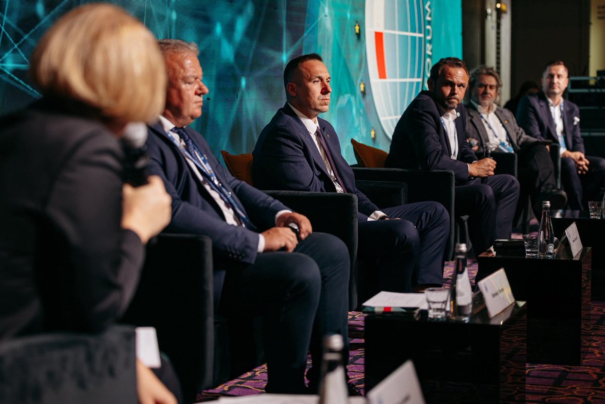 Paweł Gancarz (@pawelgancarz) on Twitter photo Podczas panelu <a href="/Economic_Forum_/">Forum Ekonomiczne</a> rozmawialiśmy o tym, jak wspólnoty energetyczne mogą zmieniać nasz region. <a href="/Dolny_Slask/">Dolny Śląsk</a> jako pierwszy w Polsce przyjął własną Strategię Energetyczną. Wspieramy rozwój spółdzielni, klastrów energetycznych i inwestujemy w odnawialne źródła energii. Podczas panelu <a href="/Economic_Forum_/">Forum Ekonomiczne</a> rozmawialiśmy o tym, jak wspólnoty energetyczne mogą zmieniać nasz region. <a href="/Dolny_Slask/">Dolny Śląsk</a> jako pierwszy w Polsce przyjął własną Strategię Energetyczną. Wspieramy rozwój spółdzielni, klastrów energetycznych i inwestujemy w odnawialne źródła energii.