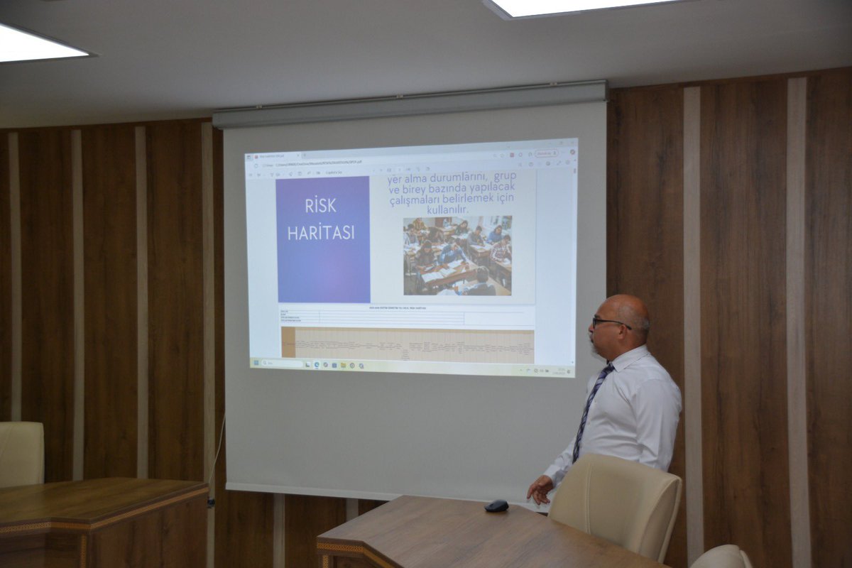 📌1. Dönem İlçe Yürütme Kurulu Toplantısı

Kaymakamımız Sayın Suat DERVİŞOĞLU başkanlığında, İlçe Jandarma Komutanı Sayın Gamze ŞÖLEN, İlçe Emniyet Müdürü Sayın Caner ÇİÇEK, İlçe Milli Eğitim Müdürümüz Sayın Kenan YAVUZ’un katılımıyla 2025-2026 Eğitim Öğretim yılı içerisinde