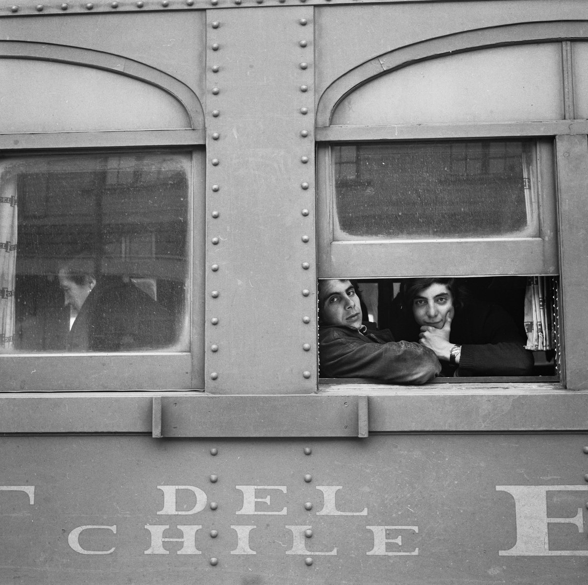 Estas son solo algunas de las fotografías que puedes ver en la exposición: "Un archivo en construcción. La obra de Tito Vásquez", que está en exhibición en la Galería de Cristal de la @bnchile.
Invitan:
BN, @Culturas_cl y Secretaría Ejecutiva de Artes de la Visualidad.