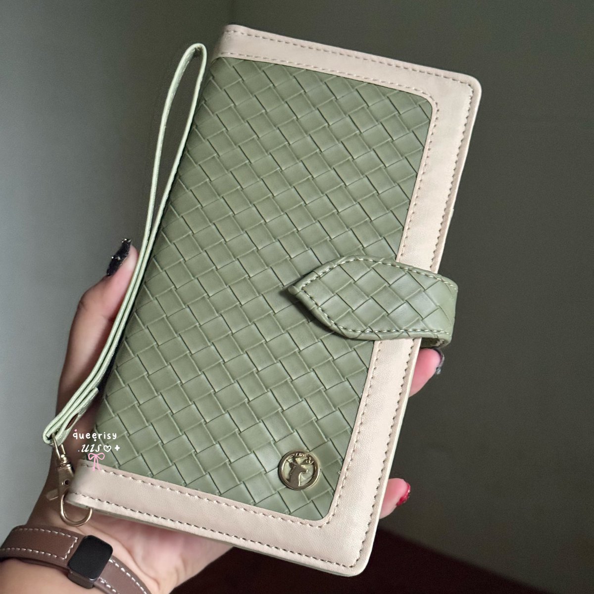 queerisy's tweet photo. — dompet traveling

🖇️ https://t.co/K0YMRnsVvA
(punyaku yang anyaman mint) 

aku nemu dompet yang PERFECTT untuk traveling! ada tempat simpan paspor, kartu, uang cash, dan boarding pass jadi gaperlu ribet buat ngambil di tempat yang terpisah-pisah! 

TAPIII disarankan buat menyisihkan uang / card atm beda beberapa dari dompet ditakutkan ada kejadian enggak diingin selama traveling, jadi ada pegangan lain (ini saran dari temen-temen pas pertama kali aku review dompet ini) dan aku setuju… 

yang aku suka dia simpan uangnya tuh banyak slot jadi rapi dan gak ketekuk terus tempat buat paspornya jg mempermudah sekalian taruh broading pass.