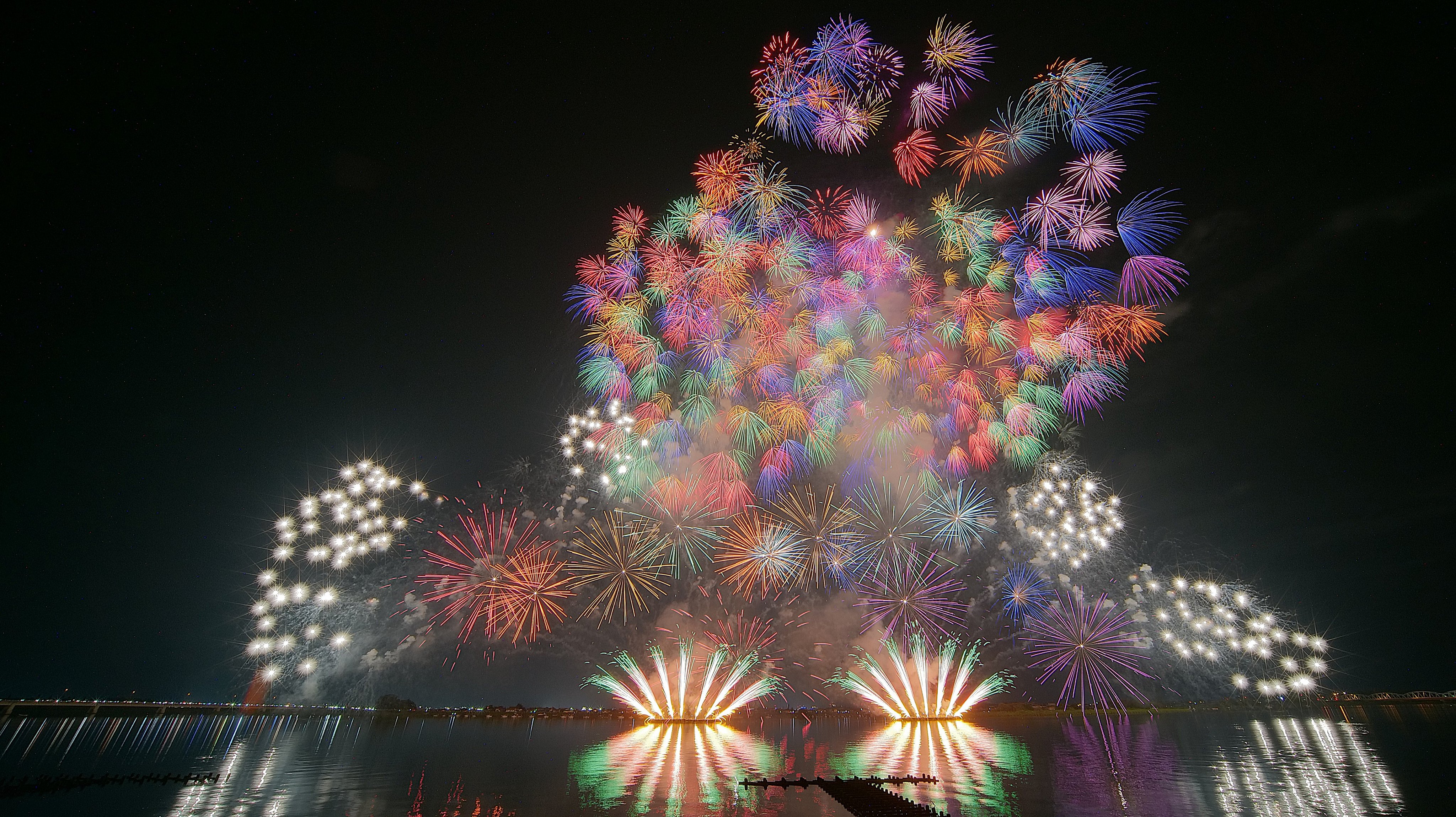 花火は冷えやすい 花火は冷えやすい 花火動画図鑑「芯なし牡丹虹色移動」[FWsim