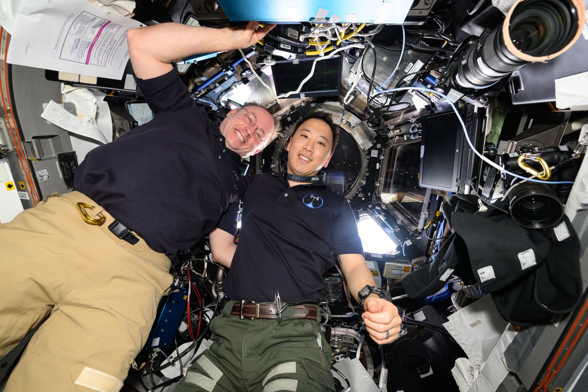<a href="/Astro_Ayers/">Nichole “Vapor” Ayers</a> <a href="/Space_Station/">International Space Station</a> <a href="/NASA/">NASA</a> <a href="/Astro_Onishi/">大西卓哉 （JAXA宇宙飛行士）Takuya Onishi</a> <a href="/NPR/">NPR</a> <a href="/AstroPeggy/">Peggy Whitson</a> <a href="/zenanaut/">Zena Cardman</a> <a href="/AstroIronMike/">Col. Mike Fincke</a> <a href="/Astro_Kimiya/">油井 亀美也　Kimiya.Yui</a> <a href="/AstroAnnimal/">COL Anne McClain</a> M+139: Last week, SpaceX Cargo Dragon CRS-33 docked to the International <a href="/Space_Station/">International Space Station</a>, carrying precious supplies, equipment, and science. <a href="/AstroIronMike/">Col. Mike Fincke</a> and I monitored the approach and snagged these photos. First photo is a long exposure of Dragon’s approach. Nikon Z9 |