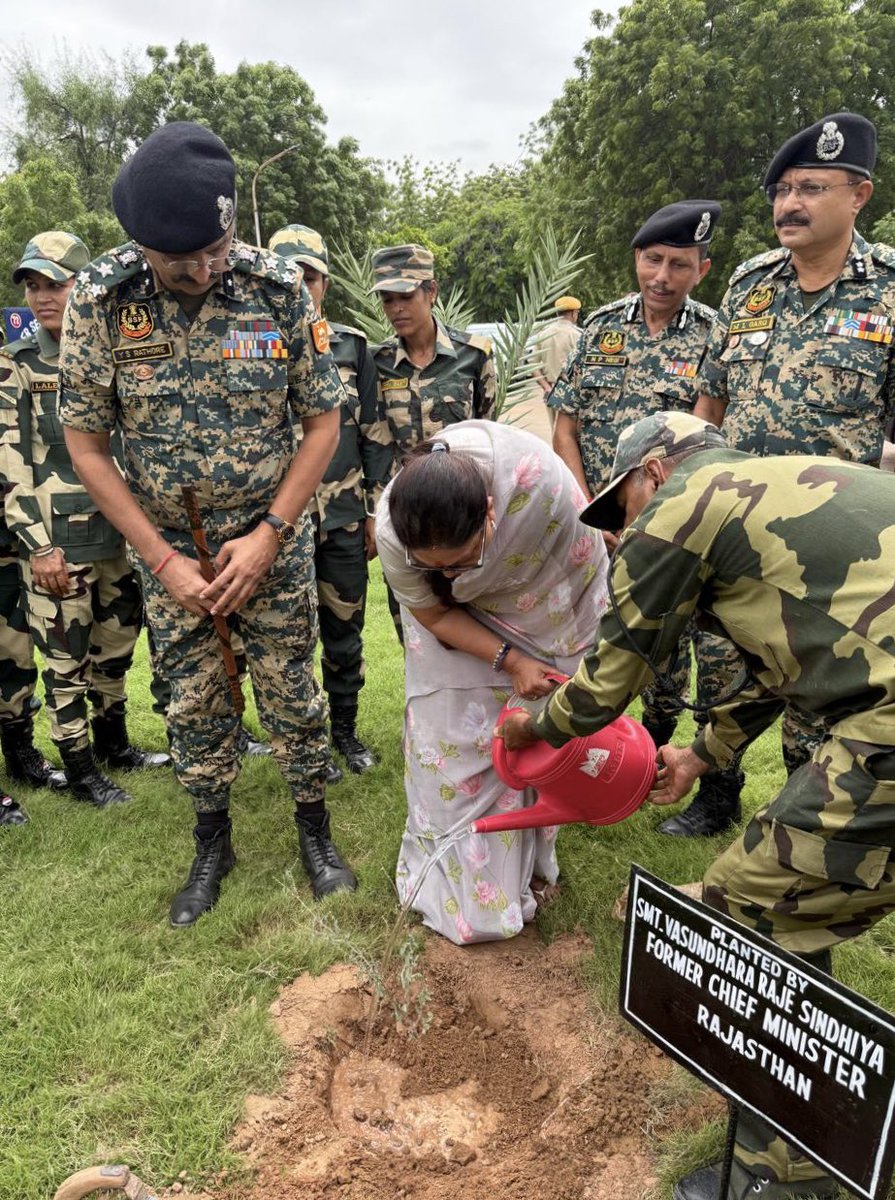 VasundharaBJP's tweet image. खेजड़ली शहीदी मेले के अवसर पर पोकरण स्थित बीएसएफ परिसर में देववृक्ष खेजड़ी को चुनरी औढ़ाई और उसकी पूजा कर प्रदेशवासियों के सुख-समृद्धि की कामना की। 

खेजड़ी का पौधा लगा कर खेजड़ी संरक्षण का संदेश दिया। साथ ही, वहाँ 128 आर्मी ईको टास्क फोर्स परिसर में सिंदूर का पौधा लगाकर जवानों…