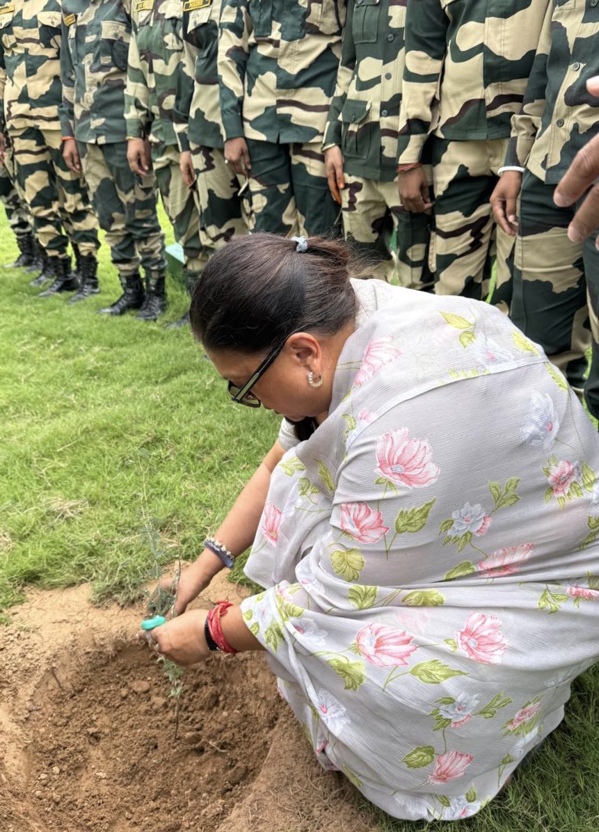 VasundharaBJP's tweet image. खेजड़ली शहीदी मेले के अवसर पर पोकरण स्थित बीएसएफ परिसर में देववृक्ष खेजड़ी को चुनरी औढ़ाई और उसकी पूजा कर प्रदेशवासियों के सुख-समृद्धि की कामना की। 

खेजड़ी का पौधा लगा कर खेजड़ी संरक्षण का संदेश दिया। साथ ही, वहाँ 128 आर्मी ईको टास्क फोर्स परिसर में सिंदूर का पौधा लगाकर जवानों…