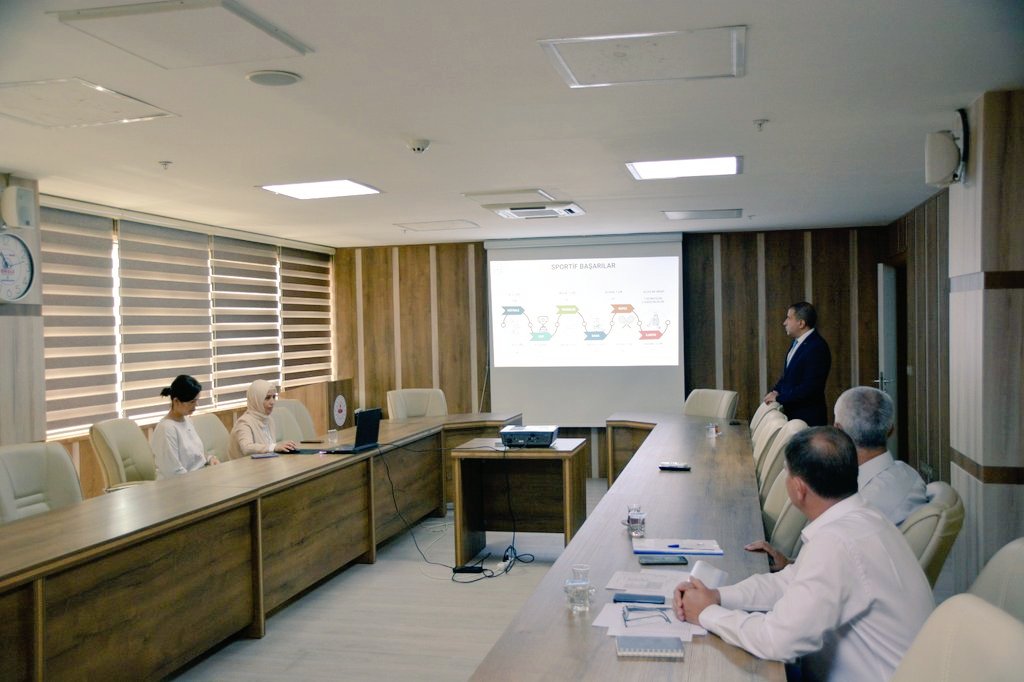 Kaymakamımız Sayın Suat DERVİŞOĞLU başkanlığında, İlçe Jandarma Komutanı Sayın Gamze ŞÖLEN, İlçe Emniyet Müdürü Sayın Caner ÇİÇEK, İlçe Milli Eğitim Müdürümüz Sayın Kenan YAVUZ’un katılımıyla 2025-2026 Eğitim-Öğretim yılına hazırlık ve okul güvenliği toplantısı gerçekleştirildi.