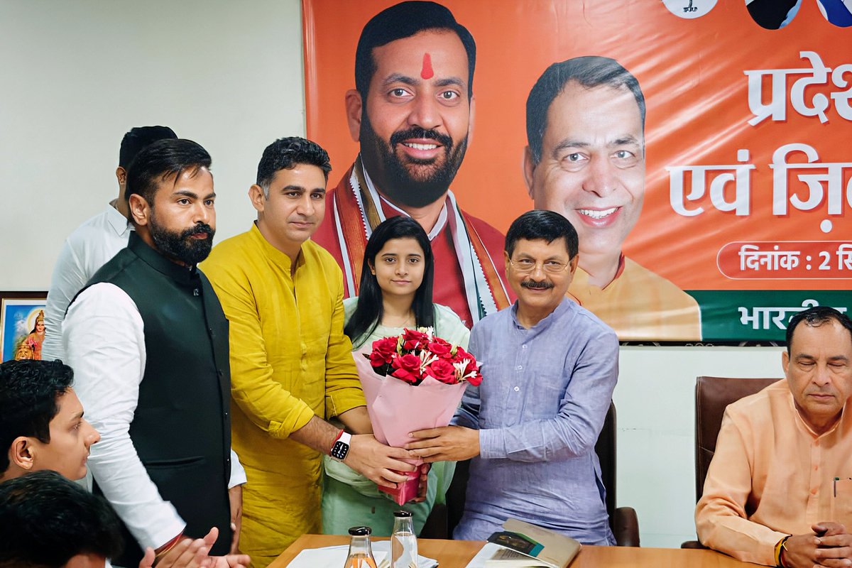 jitenderchdhry's tweet photo. भाजपा युवा मोर्चा की प्रदेश स्तरीय बैठक आज पंचकूला स्थित प्रदेश कार्यालय पंचकमल में आयोजित हुई। बैठक में भाजपा प्रदेश अध्यक्ष @MohanLal_Badoli , संगठन मंत्री @PhanindranathS3, प्रदेश महामंत्री सुरेंद्र पूनिया, तथा राष्ट्रीय उपाध्यक्ष व प्रदेश प्रभारी @Abhina_Prakash उपस्थित रहे। https://t.co/bOjFblGfK1