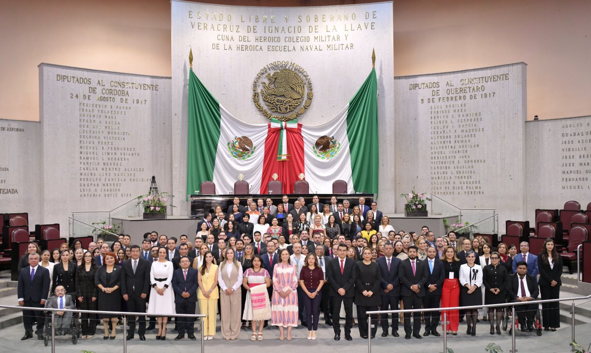 🔴#Estatal
🔊 Veracruz vive un día histórico con la toma de protesta del nuevo Poder Judicial: Gobernadora
Nota completa en:
avanradioveracruz.com/2025/09/02/ver…
#NuestrasNoticias #Veracruz
