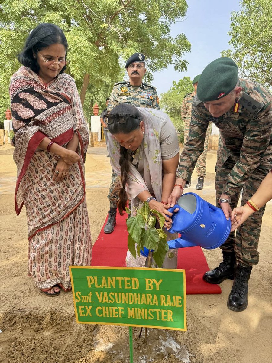 VasundharaBJP's tweet image. खेजड़ली शहीदी मेले के अवसर पर पोकरण स्थित बीएसएफ परिसर में देववृक्ष खेजड़ी को चुनरी औढ़ाई और उसकी पूजा कर प्रदेशवासियों के सुख-समृद्धि की कामना की। 

खेजड़ी का पौधा लगा कर खेजड़ी संरक्षण का संदेश दिया। साथ ही, वहाँ 128 आर्मी ईको टास्क फोर्स परिसर में सिंदूर का पौधा लगाकर जवानों…