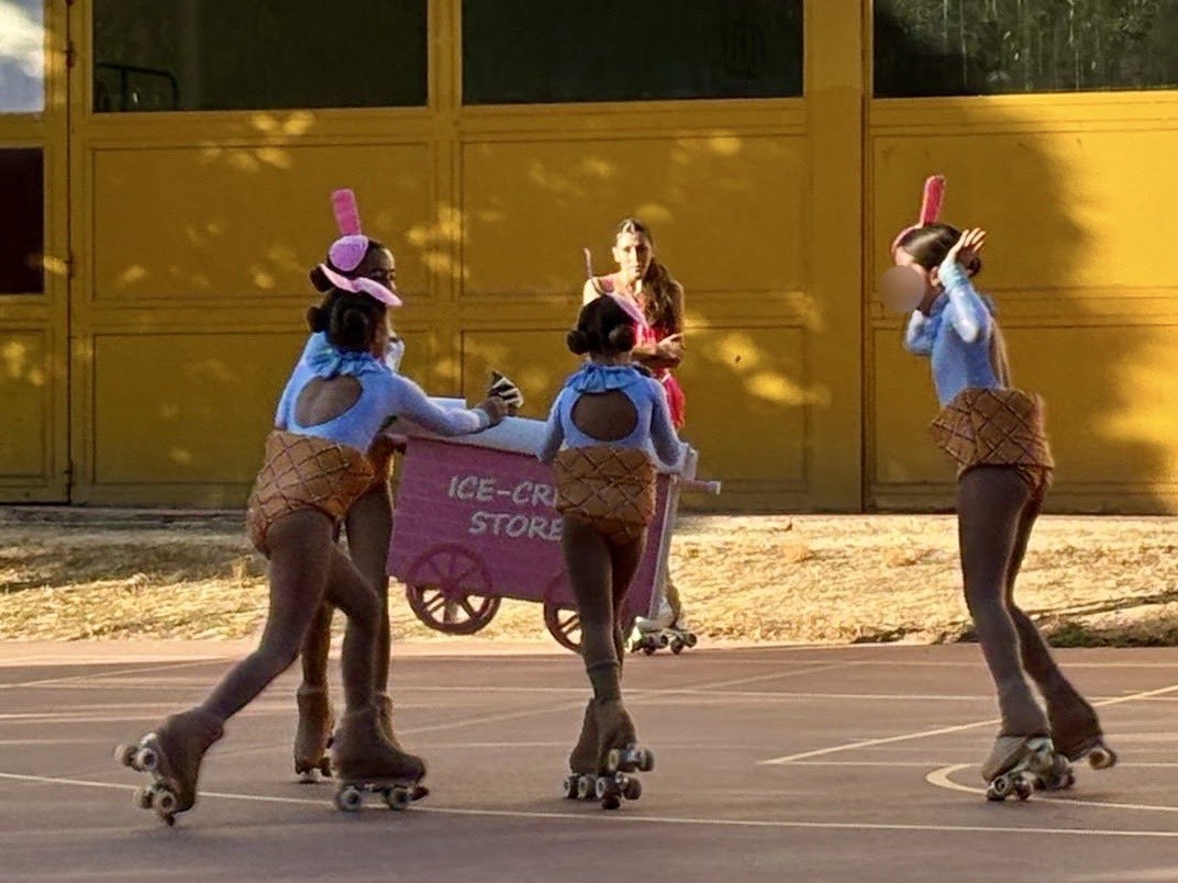 ppAlcorcon's tweet photo. 💫 Ayer las pistas exteriores de Los Cantos se llenaron de arte sobre patines gracias al Club de Patinaje Artístico de Alcorcón 👏

Vimos la ilusión y talento de las niñas y chicas del club, con la presencia de Celia Robledo ⛸️🥇 vecina de nuestro municipio y doble campeona de España 🇪🇸

¡Talento made in Alcorcón! ⭐