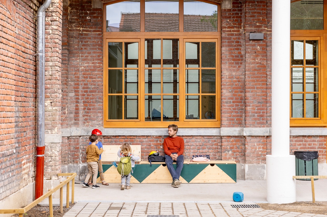 🏫 Aujourd'hui avait lieu l'inauguration de l'école George Sand à Fives. Dès lundi, les écoliers ont pu retrouver les bancs de cette école rénovée.
Plus d'infos :
▶︎ lille.fr/Actualites/Des…