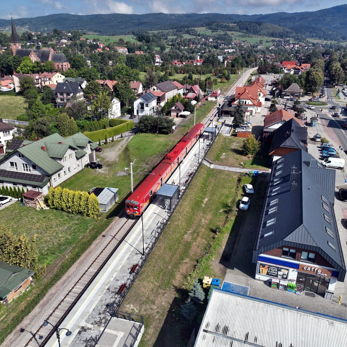 MI_GOV_PL's tweet photo. Tak prezentują się pociągi w Rabce-Zdroju na nowych torach🚆

Od niedzieli znów jeździmy koleją do Rabki-Zdroju. Zakończyły się prace z #FunduszeUE #KPO na pierwszym odcinku modernizowanej linii nr 104. Oprócz nowych torów wybudowane zostały nowe mosty, wiadukty, drogi oraz zmodernizowano przystanek w centrum miasta.

Miliardowy projekt „Podłęże-Piekiełko” zapewni rozwój społeczny oraz gospodarczy tej i szeregu innych miejscowości w Małopolsce. Powstanie nowe połączenie kolejowe, które ułatwi komunikację Krakowa z Podhalem i Sądecczyzną. 

Najszybsze pociągi pokonają trasę Kraków–Nowy Sącz w ok. 60 minut. Natomiast podróż ze stolicy Małopolski do Zakopanego zajmie ok. 90 minut.

#NextGenerationEU #NaszaKolej #PolskaKolej