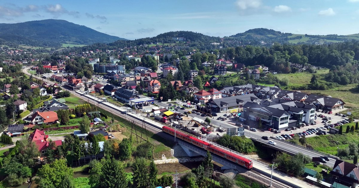 MI_GOV_PL's tweet photo. Tak prezentują się pociągi w Rabce-Zdroju na nowych torach🚆

Od niedzieli znów jeździmy koleją do Rabki-Zdroju. Zakończyły się prace z #FunduszeUE #KPO na pierwszym odcinku modernizowanej linii nr 104. Oprócz nowych torów wybudowane zostały nowe mosty, wiadukty, drogi oraz zmodernizowano przystanek w centrum miasta.

Miliardowy projekt „Podłęże-Piekiełko” zapewni rozwój społeczny oraz gospodarczy tej i szeregu innych miejscowości w Małopolsce. Powstanie nowe połączenie kolejowe, które ułatwi komunikację Krakowa z Podhalem i Sądecczyzną. 

Najszybsze pociągi pokonają trasę Kraków–Nowy Sącz w ok. 60 minut. Natomiast podróż ze stolicy Małopolski do Zakopanego zajmie ok. 90 minut.

#NextGenerationEU #NaszaKolej #PolskaKolej
