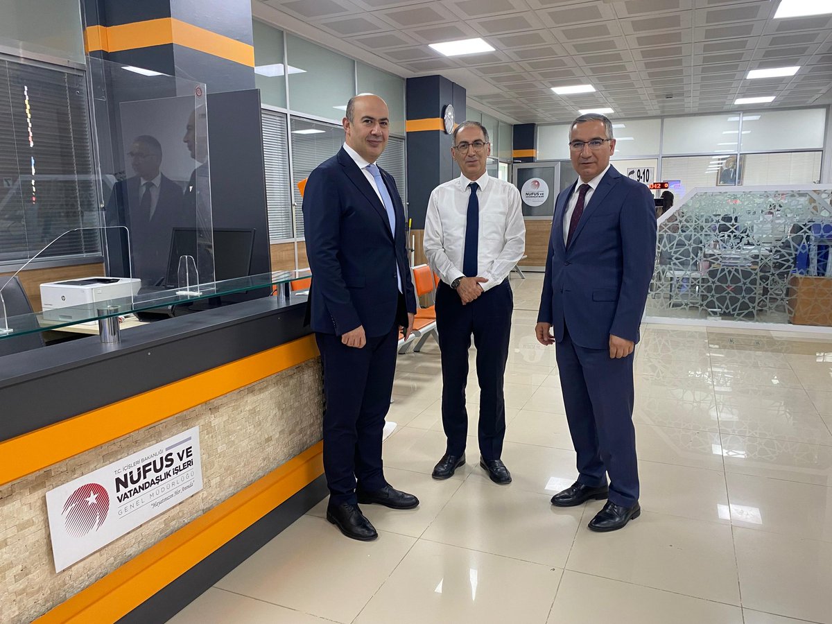pursaklar_ank's tweet photo. Kaymakamımız Üzeyir Aziz Özeren'e ziyarette bulunan Nüfus ve Vatandaşlık İşleri Genel Müdürlüğü Genel Müdür Yardımcısı Sn.Mehmet Levent Kepçeli, kaymakamımız eşliğinde İlçe Nüfus Müdürlüğümüze de ziyaret gerçekleştirerek mesai arkadaşlarımızla bir araya geldiler. https://t.co/nR5eieamXC
