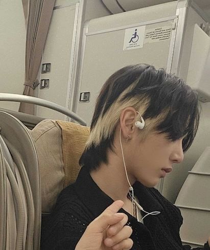 leehantrbl's tweet image. eu quando sirvo oreo hair que nem o taesan #matching 🤍🤍