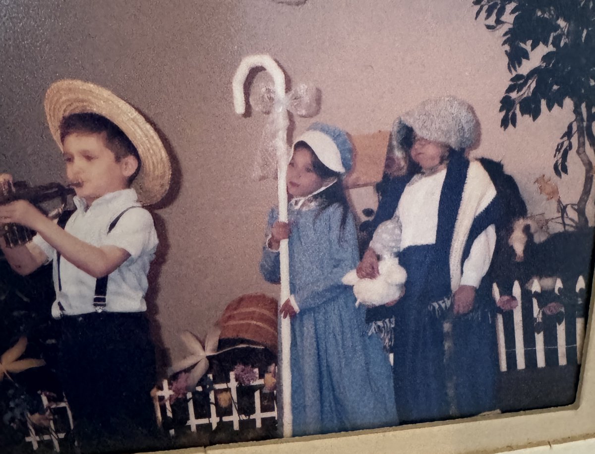 chartnavitas's tweet image. A picture that has hung in our house for years. A kindergarten play—my son as Little Boy Blue, playing his trumpet. Behind him, Little Bo Peep and Mother Goose. Twenty-five years ago. Cute little kids. We knew the kids and their parents.

This week I learned that one of the girls…