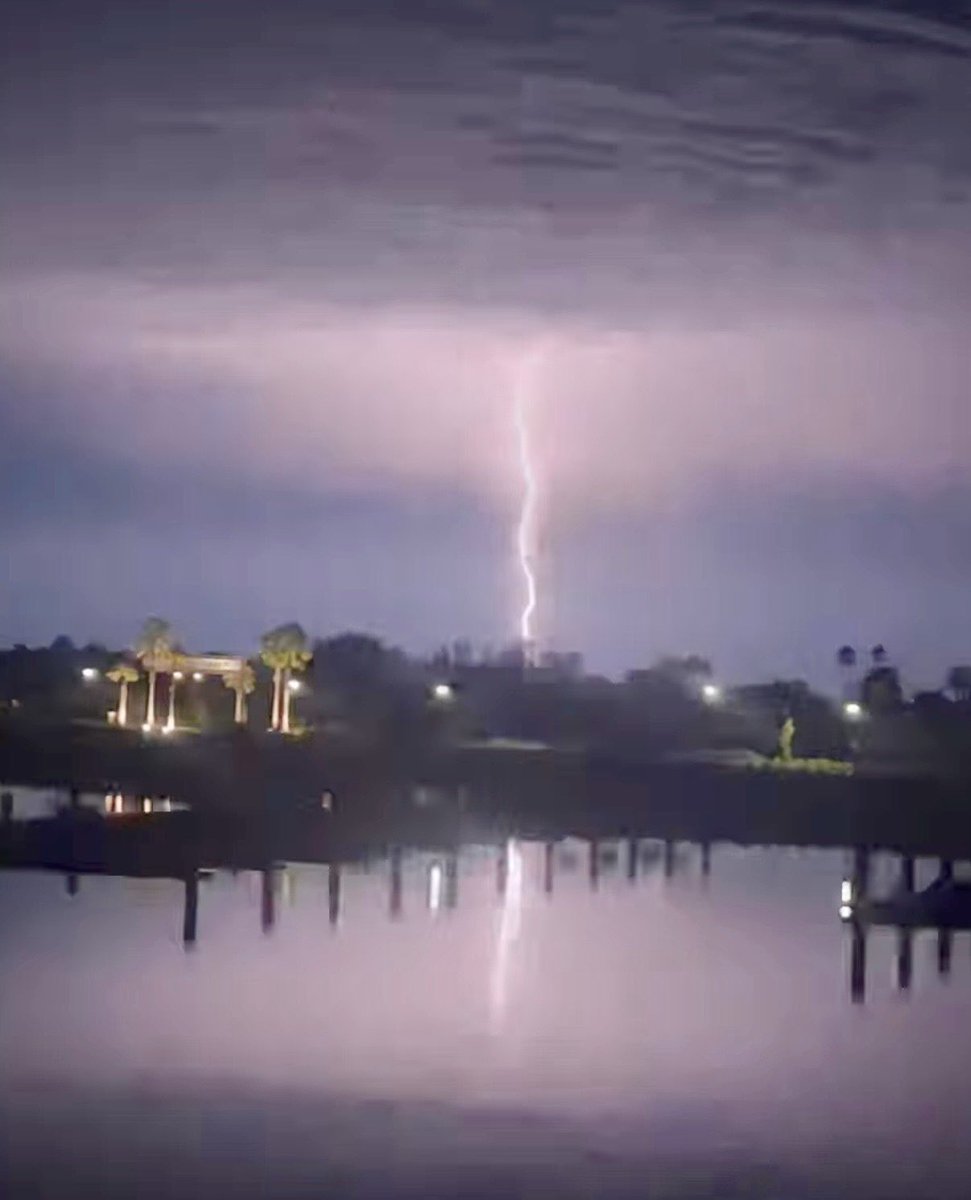 rajmathai's tweet image. Beautiful, but dangerous (during fire season). Dry lightening. As forecasted by @RobMayeda. Photo taken this morning from Bethel Island. #ContraCostaCounty @nbcbayarea