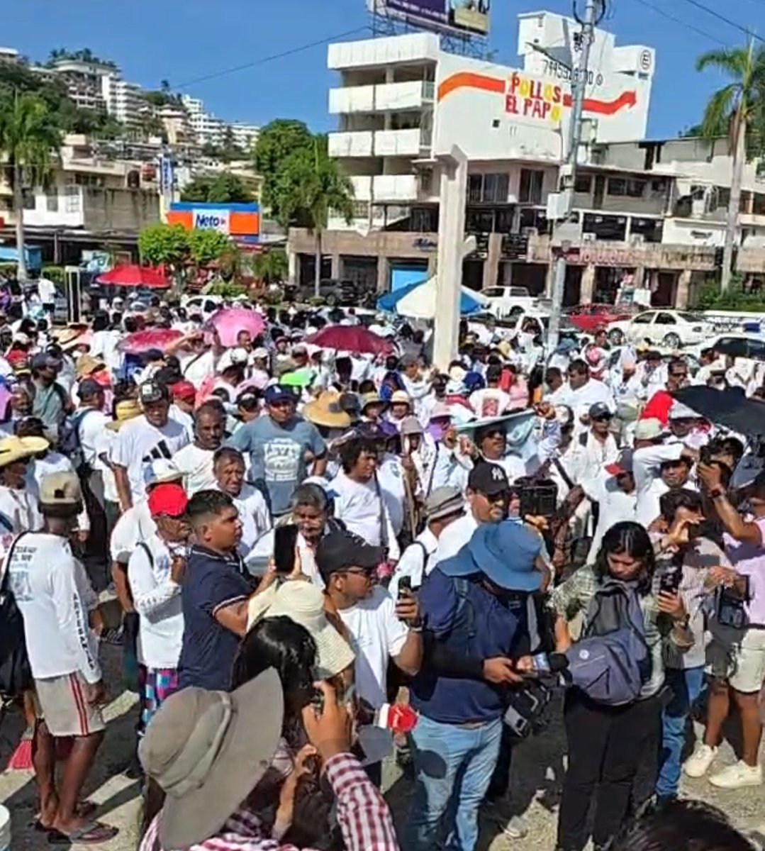 Jonatan93294410's tweet photo. #Acapulco
Bloqueo en el zócalo , #marinabus https://t.co/G8rHlWeROT